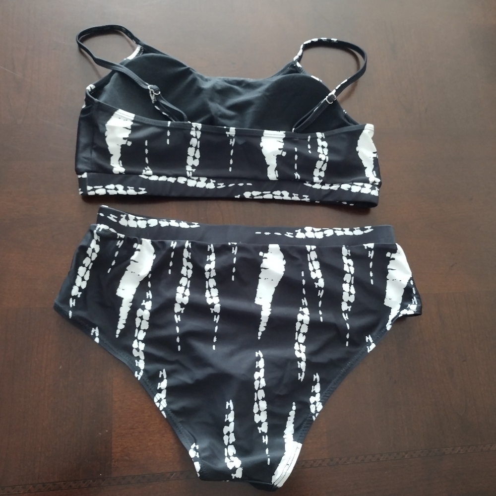 Swimming suit bundle of two (2 piece) Tropical And Black Size Large - Picture 4 of 15